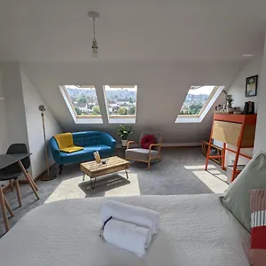 Guest house *large Unique Retro Private Attic & Bathroom*, Brighton